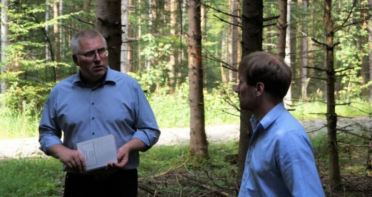Weichenstellung für den Zukunftswald: Karl Bär folgt Einladung zum forstpolitischen Waldspaziergang