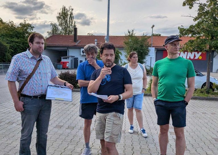 Bäume und Hitzeschutz in Otterfing: Ortsrundgang zeigt konkrete Möglichkeiten zur Klimaanpassung